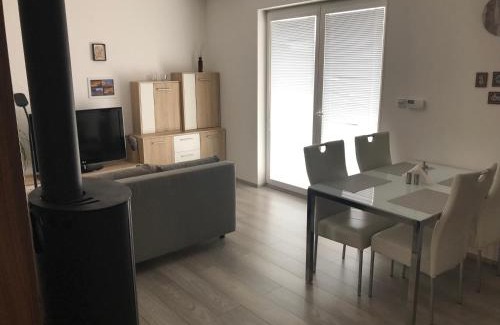 Krovi Appartement | Příjemný apartmán Křoví v rodinném domku se sdíleným bazénem, terasou a zahradou