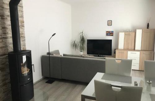 Krovi Appartement | Příjemný apartmán Křoví v rodinném domku se sdíleným bazénem, terasou a zahradou