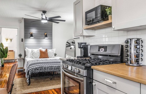 Southeast Pensacola Maison | P'Cola at Nightfall. 1 bed 1 bath Cottage