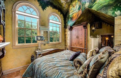 Elizabethtown Maison | P.T. Barnum Suite | Romantic Moonstone Manor B&B