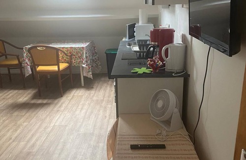 La Ferte-Gaucher Appartement | P1 studio, à 5 minutes du super U à pied, à 10 minutes du centre-ville à pied.