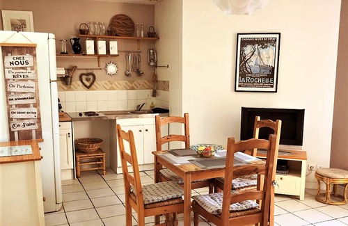 La Rochelle Agglomeration Appartement | P2 Accueillant appartement à un lit avec jardin attrayant et piscine, WIFI gratuit