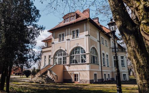 Pniewy Station Balnéaire | Pałac w Dębinie