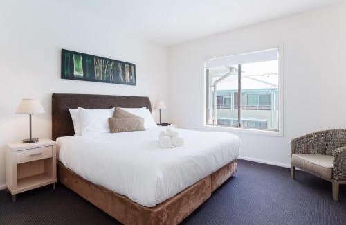 Salamander Bay Appartement | Pacific Blue 245-265 Sandy Point Rd - Dual Key Access, air conditioned unit with resort facilities and linen supplied