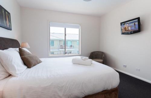 Salamander Bay Appartement | Pacific Blue 245-265 Sandy Point Rd - Dual Key Access, air conditioned unit with resort facilities and linen supplied