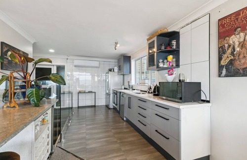 Houghton Bay Maison | Pacific Oceanfront 3b2b home near airport with stunning views