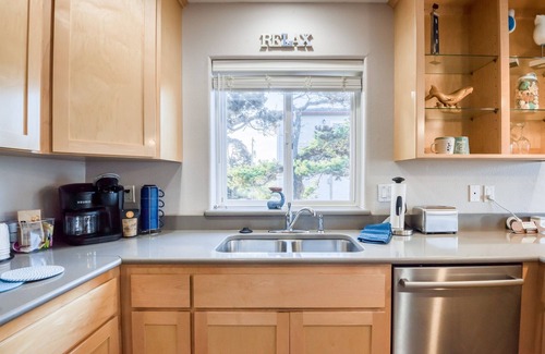 Lincoln City Maison | Pacific Peeks A - Block to the Beach - Pet Friendly - EV - Newly Updated