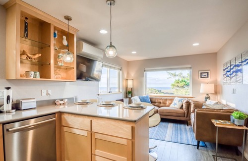 Lincoln City Maison | Pacific Peeks A - Block to the Beach - Pet Friendly - EV - Newly Updated