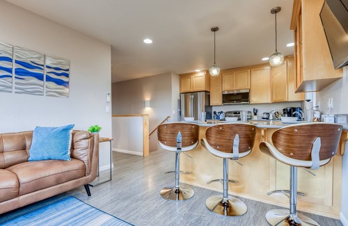 Lincoln City Maison | Pacific Peeks A - Block to the Beach - Pet Friendly - EV - Newly Updated