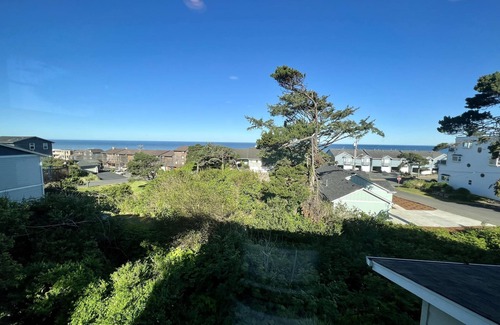 Lincoln City Maison | Pacific Peeks A - Block to the Beach - Pet Friendly - EV - Newly Updated