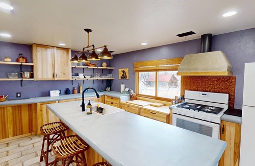 Spanish Valley Cabine | Pack Creek Meadow House. Cabin with Mtn Views
