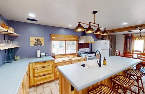 Spanish Valley Cabine | Pack Creek Meadow House. Cabin with Mtn Views