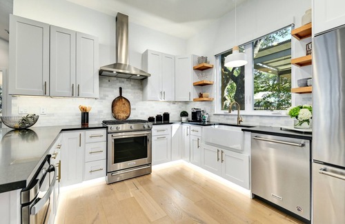Kingsland Maison | Packsaddle Point! Luxury Lakefront w/Pool+Guest House