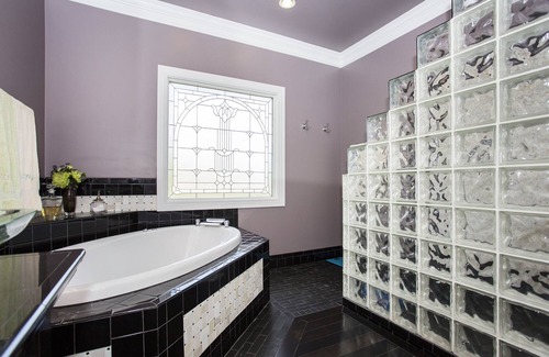 La Grange Lit Et Petit-Déjeuner | Paddock Apt Luxury Family King Suite with sun room and jacuzzi tub