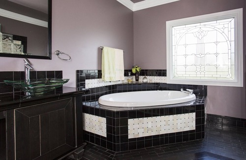 La Grange Lit Et Petit-Déjeuner | Paddock Apt Luxury Family King Suite with sun room and jacuzzi tub