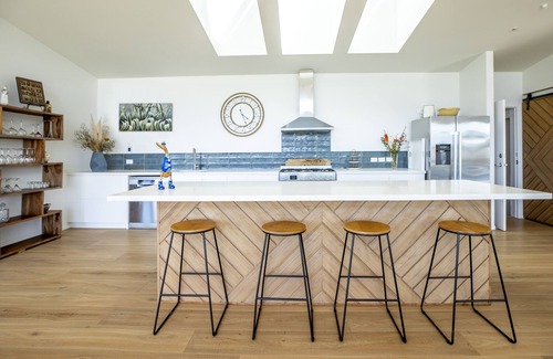 Whakamarama Maison | Pahoia Beach Waterfront Retreat