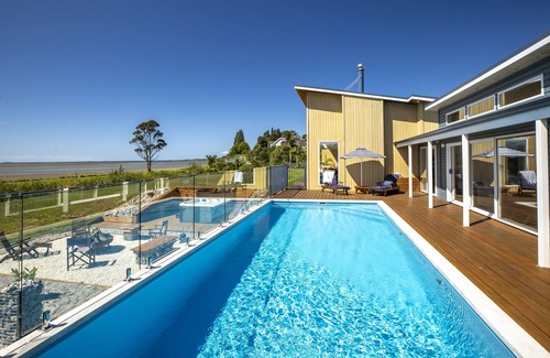 Whakamarama Maison | Pahoia Beach Waterfront Retreat