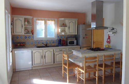 Maubec Villa | VILLA PAISIBLE AVEC PISCINE AUX PIEDS DU LUBERON pour 6 personnes.