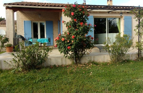 Maubec Villa | VILLA PAISIBLE AVEC PISCINE AUX PIEDS DU LUBERON pour 6 personnes.