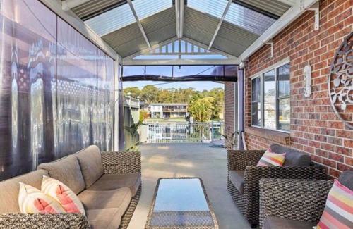Sussex Inlet Maison | Palatial Multi-family Waterfront
