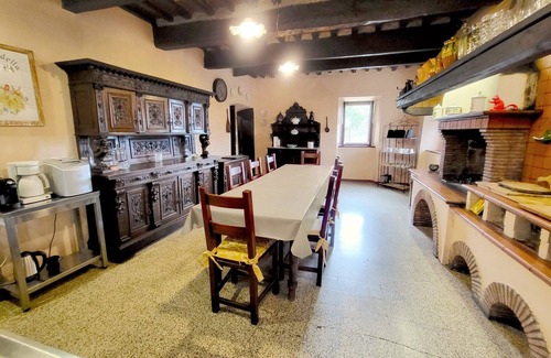 Mologno Villa | Palazzo Pasquini, superbes vues, piscine privée, WIFI, option de chef!