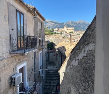 Morano Calabro Maison | Palazzo giallo