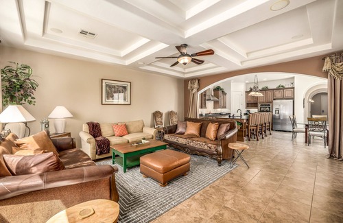 Waddell Maison | ~ PALAZZO ~ PISCINE & SPA CHAUFFÉS ~ VRAI 13 LITS ~ STADIUMS SURPRISE ET GOODYEAR, TENNIS, GOLF!
