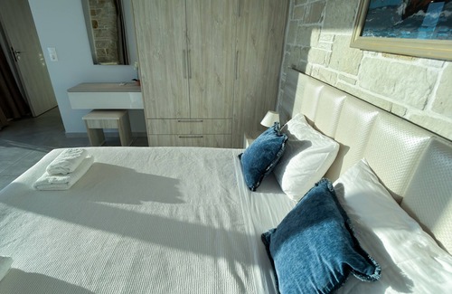 Kissamos Villa | Paleokastro Luxe Villa - Jacuzzi - HeatedPrivate Pool