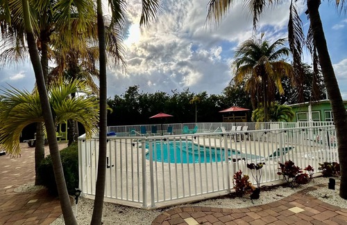 Summerland Key Cottage | PALM COTTAGE Summer vacation Lobster and Fishing season! sleeps 4