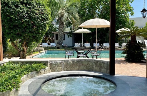 Panza Appartement | "Palm Cottage" with garden, swimming pool and spa hot tub