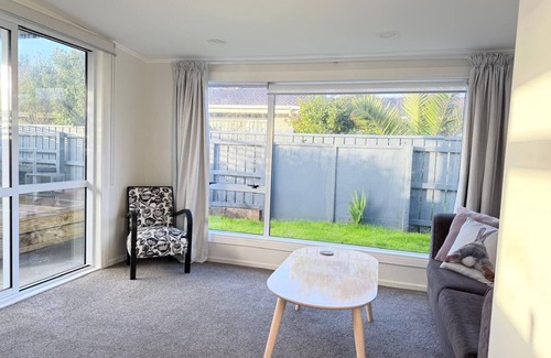 Paraparaumu Beach Maison | Palm Haven Beach Retreat
