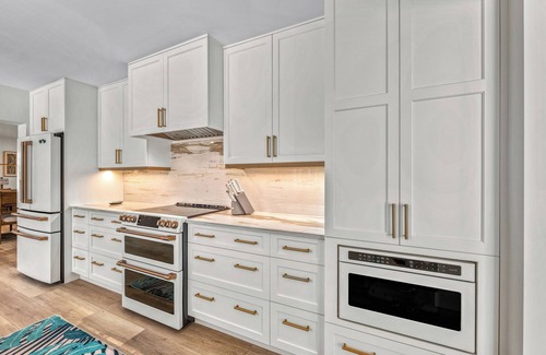 Siesta Key Maison | Palm Island Life - Heated Pool, Canal Front, Fire Pit, Walk to Siesta Beach