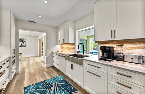 Siesta Key Maison | Palm Island Life - Heated Pool, Canal Front, Fire Pit, Walk to Siesta Beach