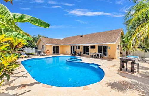 Tropic Palms Maison | Palm Paradise Retreat Heated Pool East Delray