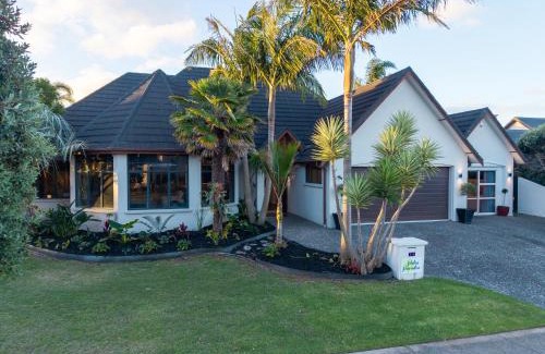 Papamoa Beach Maison | Palm Paradise with Spa