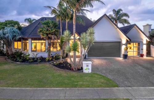 Papamoa Beach Maison | Palm Paradise with Spa