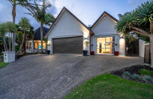 Papamoa Beach Maison | Palm Paradise with Spa