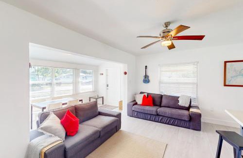 Edgewood Maison | Palm Shadow Sanctuary