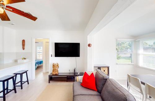 Edgewood Maison | Palm Shadow Sanctuary