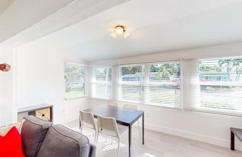 Edgewood Maison | Palm Shadow Sanctuary