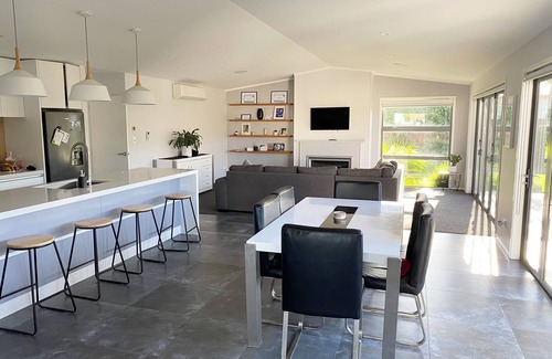 Papamoa Beach Maison | Palm Springs, Papamoa Paradise.