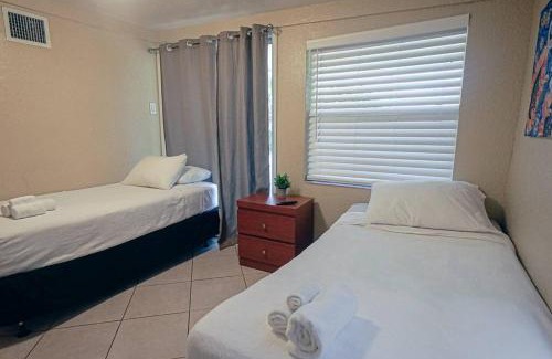 Southwest Appartement | Palm Wave Stays - Central and Cozy Apt
