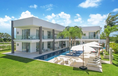 Punta Cana Villa | Palmas 78: Lux golf villa, full staff, lap-pool, Jacuzzi & 2 golf carts