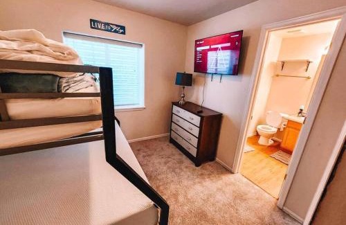 Palmer Lake Maison | Palmer Lake near AF Academy Pet Friendly King Bed 4 TVs