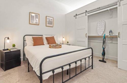 West Oak Hill Appartement | Pampering New Unit Studio 1Ba Pool, Golf Sim