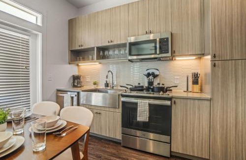 West Oak Hill Appartement | Pampering New Unit Studio 1Ba Pool, Golf Sim