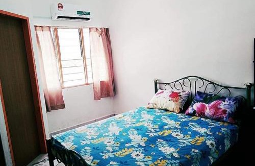 Taman Pantai Dickson Maison | Pandai dickson Banglow white & yellow house