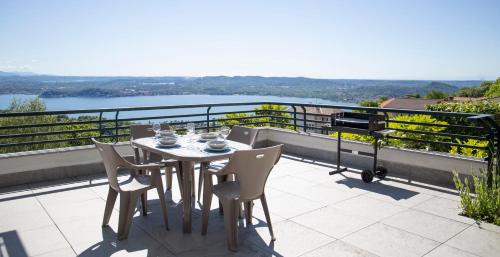 Massino Visconti Appartement | PANORAMA - Apartment with terrace overlooking the Lake