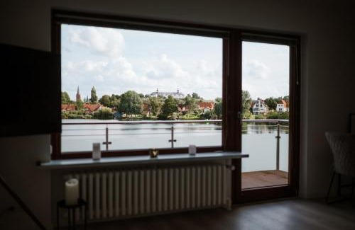 Ploen Appartement | Panorama-Seeblick, Privater Steg, Balkon, Parkplatz