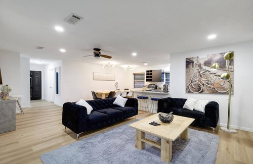 White Rock Hills Maison | Panoramic 4BR/3B Home with Pool, Grill, Sauna & Game Room